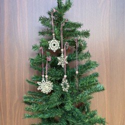 Pilli Peri Ledli 6 Parça Kırmızı Beyaz İpli Kar Tanesi Model Ahşap Yılbaşı Ağaç Süsü Pilli Peri Ledli 6 Parça Kırmızı Beyaz İpli Kar Tanesi Model Ahşap Yılbaşı Ağaç Süsü