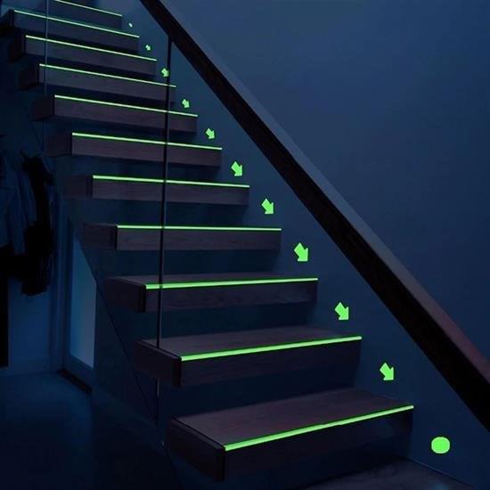 Karanlıkta Işık Veren Yansıyan 4 Metre Fosforlu Yeşil Şerit Bant Karanlıkta Işık Veren Yansıyan 4 Metre Fosforlu Yeşil Şerit Bant