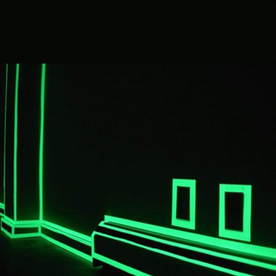 Karanlıkta Işık Veren Yansıyan 4 Metre Fosforlu Yeşil Şerit Bant Karanlıkta Işık Veren Yansıyan 4 Metre Fosforlu Yeşil Şerit Bant