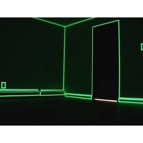 Karanlıkta Işık Veren Yansıyan 4 Metre Fosforlu Yeşil Şerit Bant Karanlıkta Işık Veren Yansıyan 4 Metre Fosforlu Yeşil Şerit Bant