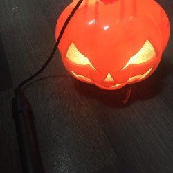 Turuncu Renk Led Işıklı ve Sesli Saplı Balkabağı Dekor Süs 40 cm Turuncu Renk Led Işıklı ve Sesli Saplı Balkabağı Dekor Süs 40 cm