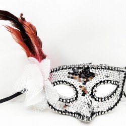 Gümüş Renk Yandan Tüylü Güllü Gümüş Taşlı Pullu Maske 20x22 cm Gümüş Renk Yandan Tüylü Güllü Gümüş Taşlı Pullu Maske 20x22 cm