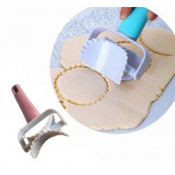 Tırtıklı Daire Şeklinde Hamur Kesici Kurabiye Ruleti Tırtıklı Daire Şeklinde Hamur Kesici Kurabiye Ruleti